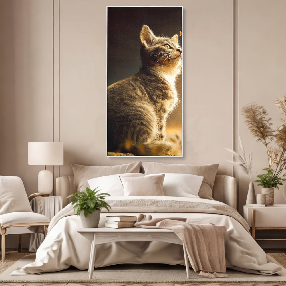 Tablou canvas cu tablou canvas cu pisica si fluture, in rama de aluminiu argintiu, pe perete intr-un dormitor